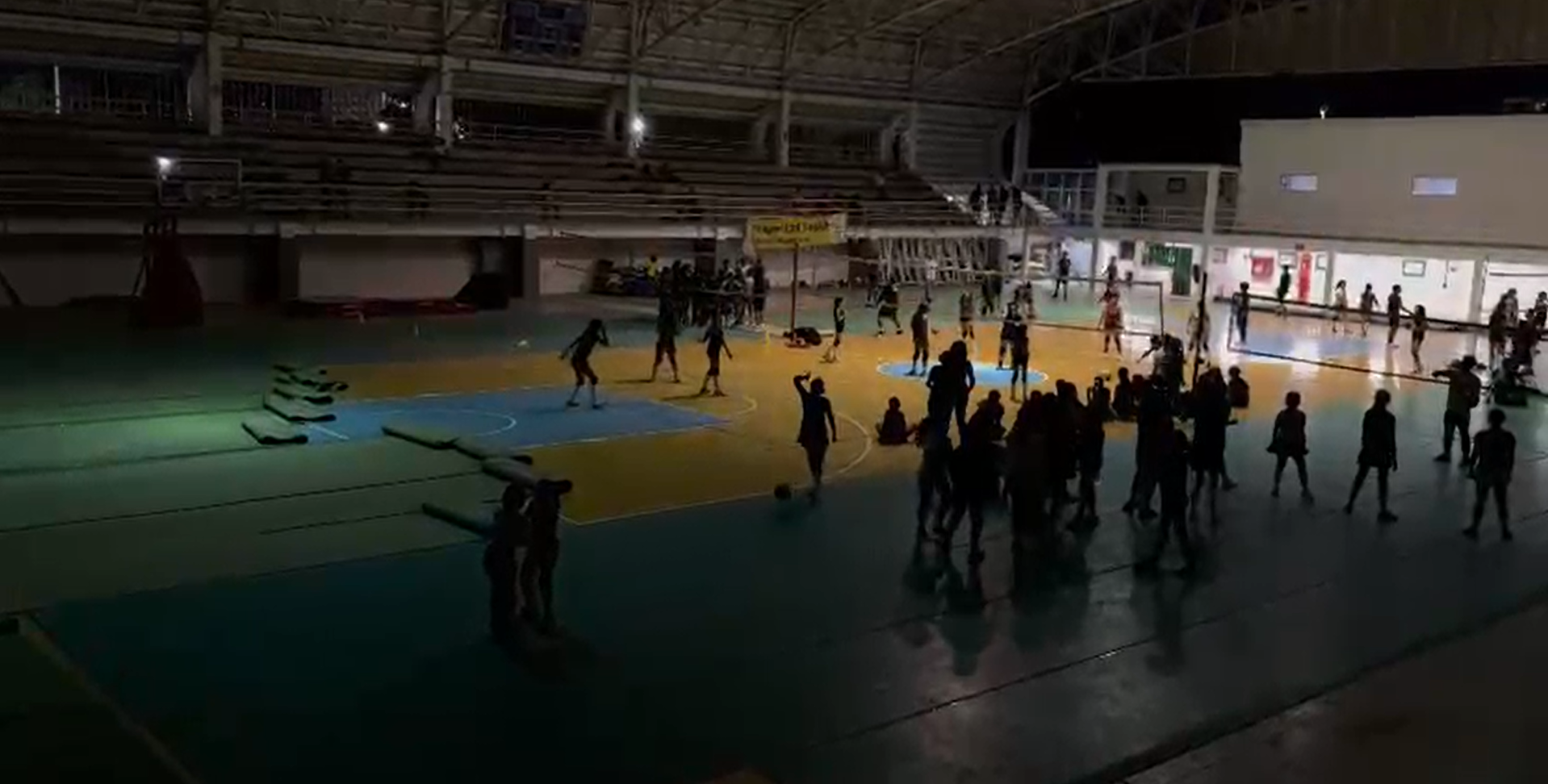 ENTRENAN A OSCURAS: RECLAMO POR FALLAS DE LUZ EN EL COLISEO MAYOR