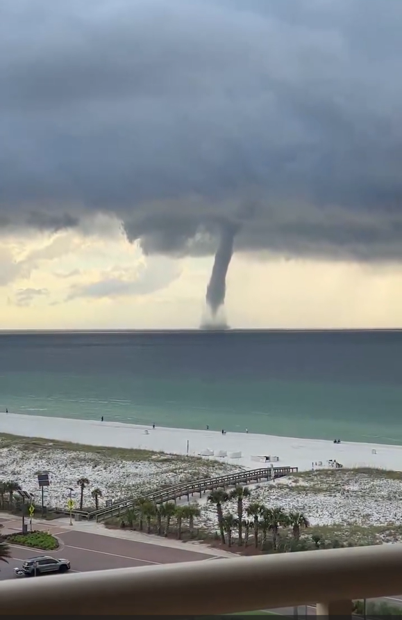 IMPRESIONANTE TROMBA MARINA SORPRENDE FRENTE A PENSACOLA BEACH, EN FLORIDA